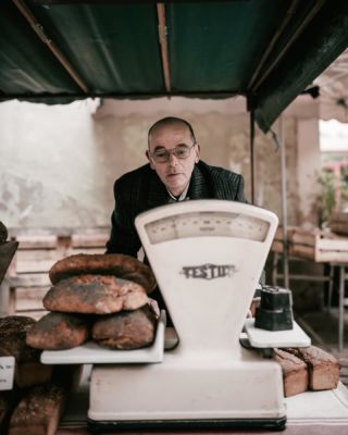 • Lionel – Boulanger – installé depuis une dizaine d’années dans un petit hameau des Alpes de Hautes-Provence – confectionne des pains cuits au feu de bois – Un quotidien rythmé par la poussée du levain, la chaleur des braises et les livraisons l’amenant à sillonner la campagne provençale.

📸✍🏻 Un portrait de @lolagadea à retrouver dans Bobine (lien en bio).

#artisan #boulanger #pain #miche #faitmain #faitmaison #recette #levain #farine #feudebois #fournil #tradition #terroir #campagne #circuitcourt #provence