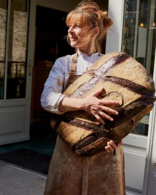 • Tulip

Boulangère reconvertie - A les yeux qui brillent quand les pains sont beaux - A donné le nom de son fils à un pain au chocolat, le “Petit Jules”.

✍🏻📸 Un portrait gourmand et engagé de @noemiemalaize & @clemencelouisebiau à lire dans Bobine - Résistance.

🎄🎅🏻 Précommandez dès maintenant votre exemplaire pour le recevoir avant les fêtes de fin d’année (lien en bio 👈🏻).

#boulangerie #boulangère #fournil #ble #levain #agriculturebiologique #feministe #painmaison #pyrenees #saintbertranddecomminges #hautegaronne