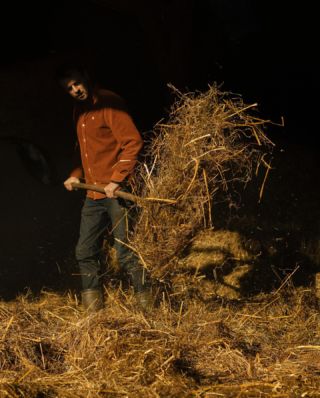 • Pierre-Édouard

Éleveur, cueilleur, producteur de cidre & de poiré normand – Établi dans un petit village de l’Orne – Passionné d’ornithologie et un brin mélomane – Prénomme ses boeufs et ses cuvées en référence à ses artistes préférés.

👀 Un portrait réalisé en collaboration avec @lechameau1927_france à retrouver dès à présent sur notre site internet (lien en bio 👆🏻)

✍🏼 📸 François & Justine @studiopayol 

pssst : il y a de fortes chances que ce soit Rasta (notre bœuf préféré & grand glaneur de câlins) sur la photo n•3. Pierre-Édouard tu nous confirmes ça ?! 🫶🏼