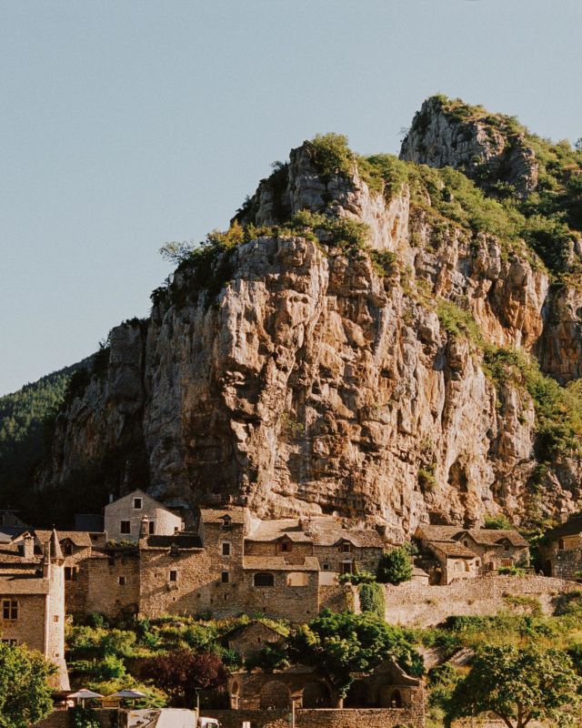 • Patrimoine de caractère 🏰⛰️

Au sud de l’Aubrac, entre la Lozère et l’Aveyron, sont regroupés cinq @petitescitesdecaractere . Engagées à entretenir leur héritage culturel et à le valoriser auprès des habitants et des touristes, ces cités pittoresques témoignent d'une vie contrastée, rythmée par les saisons. Reportage au cœur de ces villages, entre héritage et avenir.

→ Une vadrouille de @justine.nerini & @studiopayol 📸 en Occitanie à lire dans Bobine - Périphérie. Plus que cinq jours pour profiter des frais de port offerts 🎁 (lien en bio 👆🏻)

#occitanie #patrimoinefrancais #villagefrancais #aveyron #lozere