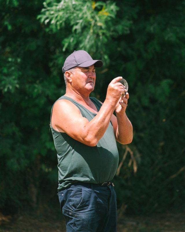 • Ferrailler la terre 🎳

À mi-chemin entre le sud du Maine-et-Loire et le nord des Deux-Sèvres, on peut croiser des joueurs, bras tendu et jambe en extension, qui suivent du regard le palet d’un kilo qu’ils viennent de lancer à 11 mètres. Ils s’appellent La Machine, Mouche ou L’Étalon et font partie des derniers compétiteurs du gros palet, sport local en voie de disparition.

→ Un reportage de Benjamin Rullier pendant des concours rythmés de chambrage, d’apéros et de batailles d’eau à lire dans Bobine Périphérie ✨

Plus que deux jours pour profiter des frais de port offerts 🎁 (lien en bio 👆🏻).

#maineetloire #grospalet #patrimoinefrancais #jeuxanciens