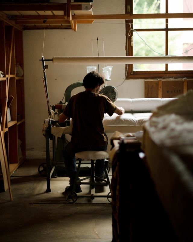 • Sur un petit nuage ☁️

Après plusieurs années dans l’industrie aéronautique, Guillaume Jouin change radicalement de vie et s’installe dans l’Aveyron pour y créer @lamaisonjouin , une manufacture d’articles de literie et de matelasserie sur mesure. 

Formé aux métiers de la laine, Guillaume développe des connaissances en tricot, tissage, tapisserie ou encore feutre et fait ainsi perdurer un savoir-faire désormais rare en France.

📸 Une série photos réalisée par @studiopayol lors d’une vadrouille en Occitanie pour la revue Bobine -Périphérie 📕✨

#aveyron #matelas #savoirfairefrancais #villecomtal #laine #literie #tissage