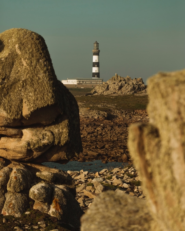 • Vivre Ouessant 🌊

À vingt kilomètres du continent, Ouessant se dresse comme un monde à part. Ici, c’est la mer qui commande. Elle cerne l’île de toutes parts, dicte les départs et façonne les retours. Dernier bastion avant l’Amérique, Ouessant n’est pas une île que l’on visite à la légère : il faut s’y frotter, s’y perdre un peu, s’y laisser guider par celles et ceux qui l’habitent pleinement et invitent à la goûter, à la comprendre, à la ressentir. C’est cela finalement, vivre Ouessant.

Les belles rencontres et adresses coups de cœur glanées au fil de notre vadrouille ouessantine :

🐄 Marie et Thomas, et leur savoureuse tomme d’Ouessant
🍽️ Séverine et Olivier, les chaleureux piliers de @y_a_skiff 
🥐 Un petit-déjeuner partagé avec Elen, riche de souvenirs de l’île @aod.maisondhotesouessant 
🥞 Les crêpes d’Olivier, à déguster sur la place du bourg à Lampaul
🌊 Ondine, pêcheuse et guide passionnée, qui raconte Ouessant avec le cœur @ladytempestaire 
👨‍🌾 Vincent, le seul maraîcher de l’île, et son potager nourricier
🍻 Et les soirées qui s’étirent au Ty Korn, là où l’île vient trinquer à la fin du jour

🔗 Vivre Ouessant, un reportage mêlant récit, photos et podcast à découvrir sur le site internet Bobine (lien en bio).

#bretagne #ouessant #bretagnetourisme