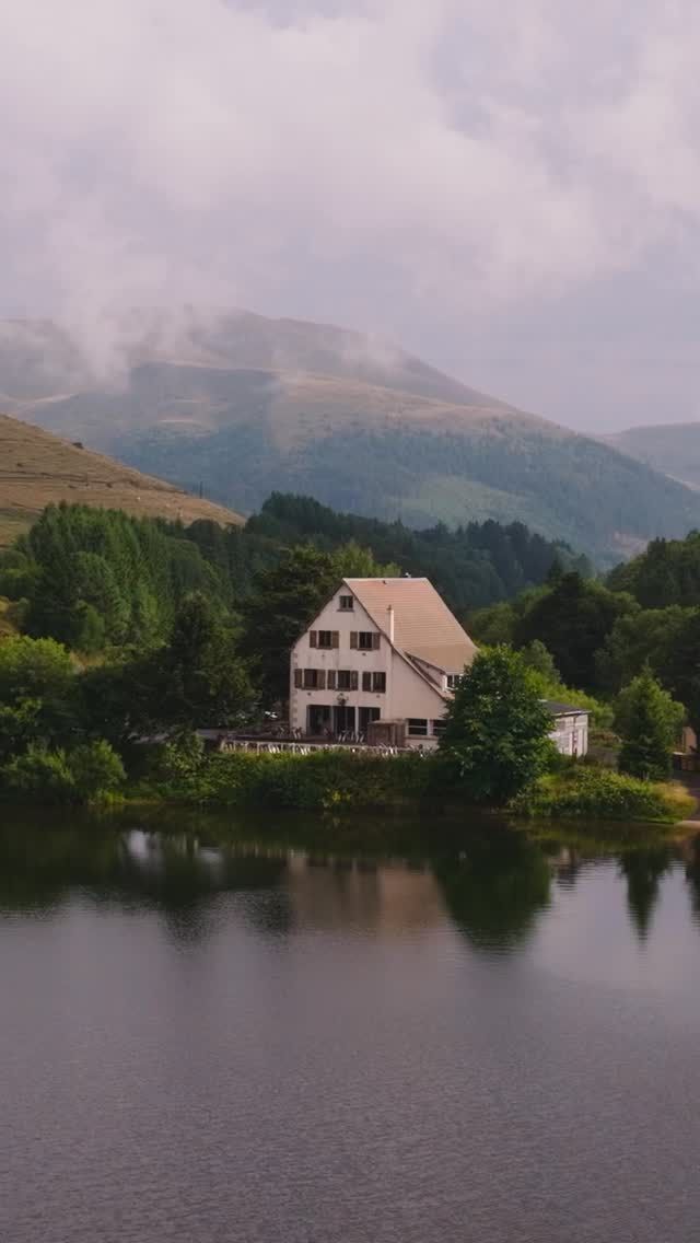 • Une auberge, quelque part dans le Massif du Sancy 📍

Une adresse qui nourrit autant l’âme que l’appétit. C’est ce que nous voulions pour notre guide : des lieux à raconter, à goûter, à partager. Des tables qui portent une histoire, des visages, une cuisine, un terroir.

Il faut parfois les chercher, oser s’y arrêter, mais on en repart toujours avec le goût du vrai, des souvenirs plein la tête et cette envie tenace d’y revenir un jour.

📔 Le guide Bobine - Auberges, un guide pratique et humain qui vous donnera envie de vous mettre à table. 
👉 Disponible en précommande à partir du 7 octobre sur Ulule (lien en bio).

Avec @hugomanhes 📹

#massifdusancy #auvergne #montdore #puydedôme