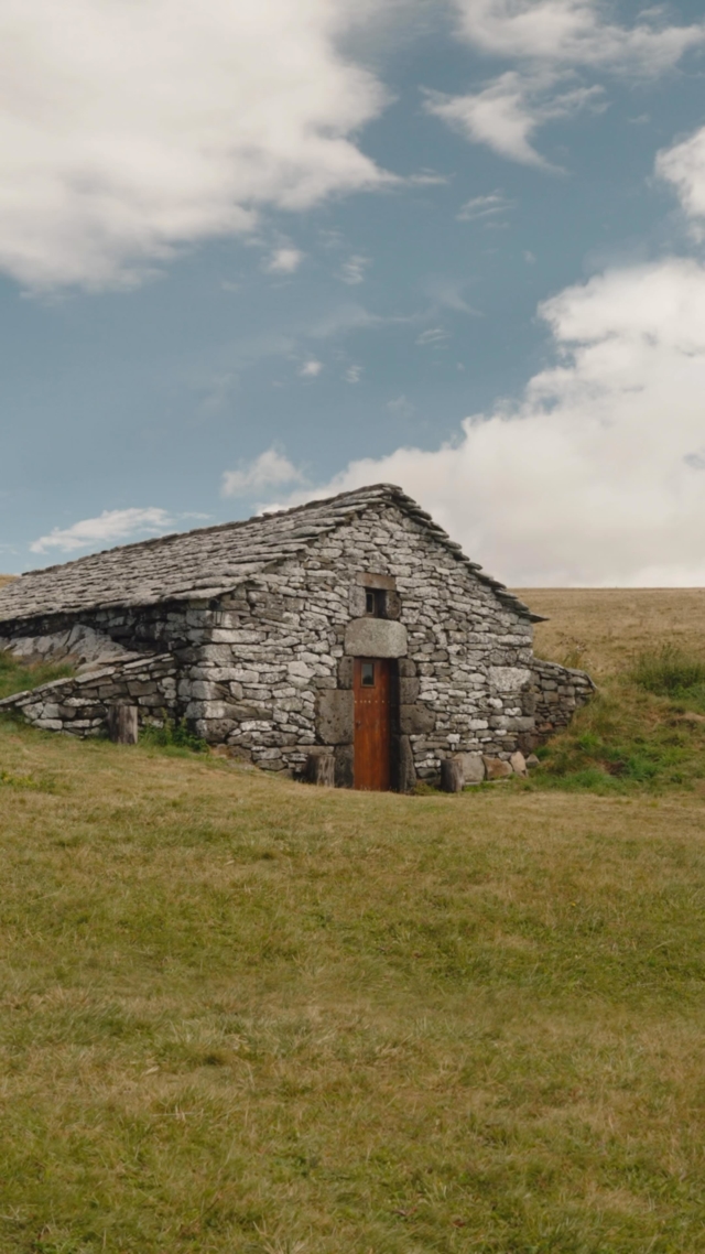 • Un buron, perché quelque part sur les hauteurs du Cantal ⛰️

On ne vous dit pas encore où… mais là-haut bat l’esprit des auberges.

👉 Retrouvez ce lieu et une sélection d’autres adresses dans le guide Bobine - Auberges, disponible en précommande dès le 7 octobre sur Ulule (lien en bio pour recevoir l’alerte 🛎️).

#auvergne #cantal #buron