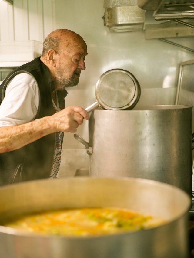 • Chez Loulou 🍴⛰️

Perchée au col des Palomières, dans les Pyrénées, cette auberge mythique est de celles où l’on vient autant pour le repas que pour l’atmosphère.
 
Autour de grandes tablées, on partage la garbure fumante, pendant que les rires fusent et que les chants montent.

Derrière les fourneaux, Loulou, 79 ans, figure des Pyrénées, perpétue l’esprit et la cuisine de son père, qui lui a tout appris.

📍 « Chez Loulou », une adresse sélectionnée et racontée dans le guide Bobine – Auberges, en précommande sur Ulule (lien en bio 👆).

#pyrenees #auberge #garbure #hautespyrénées