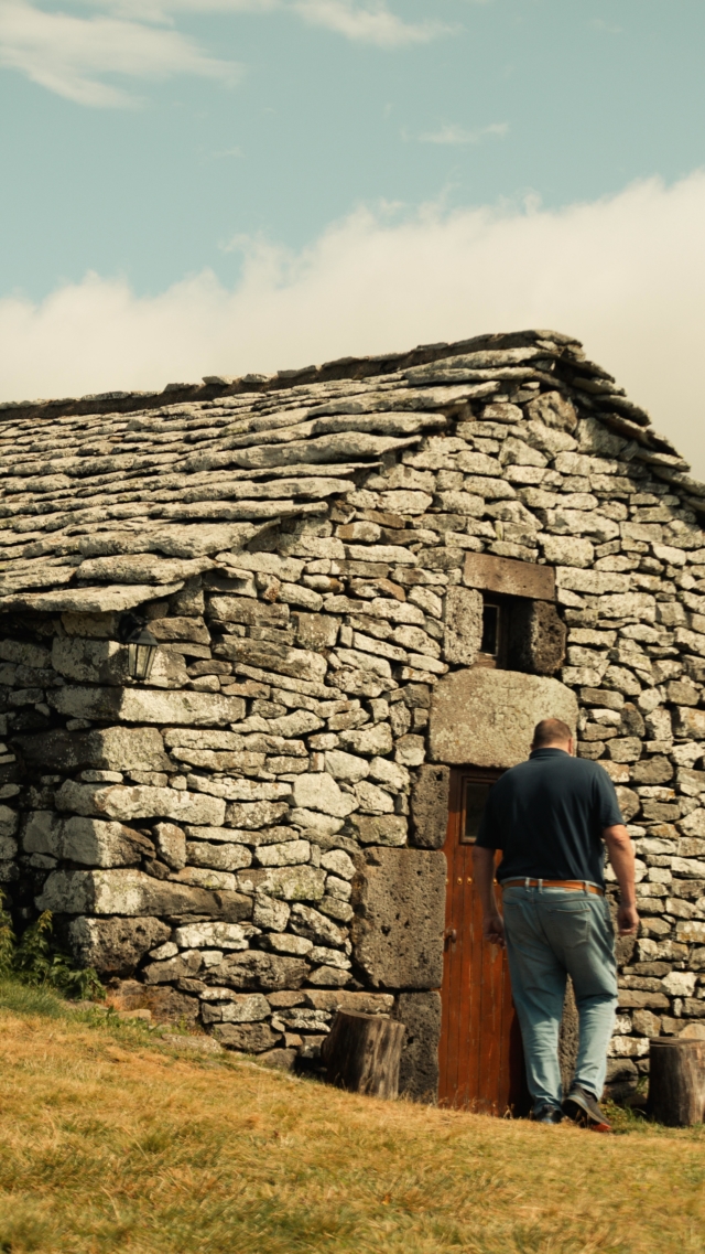 Déguster une truffade à 1500 m d’altitude ⛰️🍴

Dans les monts du Cantal, le Buron de la Combe de la Saure surgit au détour d’un chemin caillouteux. Là-haut, la vue est à couper le souffle, la montagne s’offre dans toute sa splendeur.

« Il ne faut pas oublier le pain en bas ! », sourit Denis, le maître des lieux, en nous accueillant devant le buron que ses parents ont restauré dans les années 90.

Ici on y mange comme autrefois : pas de carte à rallonge, pas de chichi, mais un menu unique, ancré dans le terroir cantalien. En vedette, la truffade, plat roi des montagnes, servie avec une généreuse saucisse d’Auvergne.

📍 Une adresse pépite parmi tant d’autres à retrouver dans le guide Bobine – Auberges, actuellement en précommande sur Ulule (lien en bio 👆).

Tarifs préférentiels et frais d’envoi offerts 🎁 

📹 @hugomanhes 

#auvergne #cantal #buron #truffade