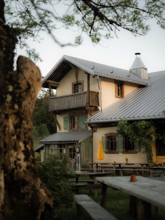 • La Petite Échelle, dans les Montagnes du Jura ⛰️
Dans cette auberge, pas d’eau courante, ni d’électricité, juste la chaleur des bougies et des plats fumants préparés par Norbert (Chef Nono), ancien berger devenu cuisinier.
Ici, les röstis, fondue et tartes aux fruits de saison se dégustent en admirant la Dent de Vaulion, après une nuit en yourte ou une randonnée sur les alpages.
📍 Une adresse coup de 💛 parmi tant d’autres à retrouver dans le guide Bobine – Auberges, actuellement en précommande sur Ulule (lien en bio 👆) 
Derniers jours pour profiter des tarifs préférentiels et de la livraison offerte 🎁 
📸✍🏻 par les talentueuses @marika_godin & @marinechevrel 
#montagnesdujura #jura #hautdoubs #auberge