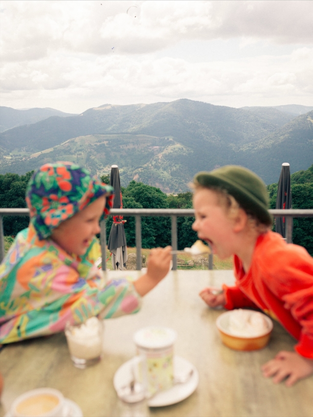 âą Sâen mettre plein les babines Ă  la ferme-auberge du Treh đ
Ă 1139 mĂštres dâaltitude, la ferme-auberge du Treh domine la vallĂ©e de la Thur, dans le Massif des Vosges, et respire la vie de montagne.
Depuis deux gĂ©nĂ©rations, la famille Deybach y perpĂ©tue lâesprit du repas marcaire : tourte maison, RoĂŻgabrageldi avec la viande de porc fumĂ©e, et en dessert, un somptueux Bibeleskes (fromage blanc alsacien).
Tout est fait maison, avec les produits de la ferme, et servi dans une ambiance de grande tablĂ©e oĂč se mĂȘlent randonneurs et habituĂ©s.
đ Une adresse coup de đ parmi tant dâautres Ă  retrouver dans le guide Bobine â Auberges, actuellement en prĂ©commande sur @ulule (lien en bio đ)
đ Derniers jours pour profiter des tarifs prĂ©fĂ©rentiels et de la livraison offerte !!
đžâđ» par les talentueuses @troisradis & @salomepeter_ 
#fermeauberge #massifdesvosges #alsace #visitalsace #vosges #hautrhin