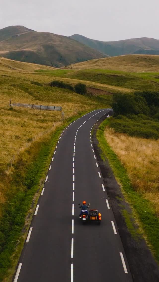 L’incroyable auberge du Lac de Guéry ⛰️🍴
À 1 200 mètres d’altitude, au cœur du massif du Sancy, l’Auberge du Lac de Guéry est une halte incontournable.
Après une vie de voyages, Nathalie y a posé ses valises en 2016. Elle y insuffle son énergie et son goût du partage, transformant l’auberge en un lieu chaleureux. Dans la salle à la charpente apparente, on y savoure une cuisine locale, inspirée des lacs et des forêts alentour.
Un havre rare, où l’on se sent à la fois dépaysé et chez soi.
📍 L’auberge du Lac de Guéry, une adresse sélectionnée et racontée dans le guide Bobine – Auberges, actuellement en précommande sur Ulule (lien en bio 👆).
📹 @hugomanhes 
#auvergne #sancy #puydedome #massifdusancy
