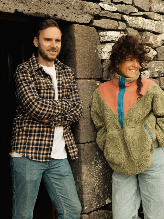 • Coucou, c’est nous 👋🏻

Cette photo, on l’a prise en août dernier, à 1546 m d’altitude, chez Denis, au Buron de la Combe de la Saure. Ça se voit sans doute : on n’a pas vraiment l’habitude de montrer nos têtes ! Et à ce moment-là, on n’avait pas idée de l’aventure dans laquelle on se lançait avec le guide Auberges.

On avait simplement l’envie de faire découvrir toutes ces adresses où l’on s’arrête depuis la création de Bobine : des lieux qui créent du lien, qui font du bien, où l’on mange bien, et d’où l’on repart nourri de bien plus qu’un repas. Ces adresses où l’humain, le partage et la convivialité sont des valeurs profondément ancrées.

On s’est donc lancé dans cette folle aventure, accompagné d’une vingtaine de contributeurs, pour vous proposer un guide… mais pas un guide-catalogue : une promesse. Une promesse de bien manger, de vivre des expériences hors du temps, de se reconnecter à l’essentiel.

À quelques jours de recevoir les exemplaires imprimés, et malgré toutes les difficultés qu’implique la création d’un tel objet, on repense à toutes ces aventures vécues, à toutes ces rencontres, et à tout le soutien reçu depuis le lancement de la campagne de précommande sur @ulule 

Ce guide est un prolongement de notre engagement : mettre en lumière ces femmes et ces hommes qui font rayonner nos régions par leur savoir-faire.

⏰ Il ne reste plus que deux jours pour soutenir la création du guide Auberges et découvrir des adresses qui, on vous le garantit, vous donneront envie de vous mettre à table.

📙 Pour précommander votre exemplaire, le lien est en bio 👆Livraison offerte et garantie avant Noël 🎄

#auberges #guidepapier
