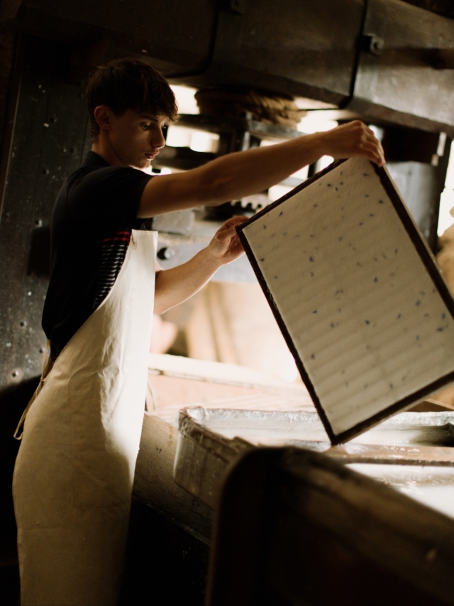 • De l’or dans les mains 👐

Dans le Livradois-Forez, l’histoire s’écrit au creux des mains. Ici, chaque artisan, qu’il façonne l’acier, le fil ou le papier, détient une part d’or entre ses doigts : un savoir-faire précieux, hérité des générations passées et toujours vivant aujourd’hui.

Nos rencontres coup de 💚 :
📜 La fabrique du papier au @moulin_richarddebas à Ambert
🔪 Toujours à la pointe au @museedelacoutellerie à Thiers
🏺 De l’« art-chéologie » avec Arnaù @arsfictilis à Lezoux
🪡 Des doigts de fée à la @maisondesgrenadieres et @maisonyvonnealexis à Cervières

🔗 « De l’or dans les mains », un reportage mêlant récit, photos et extraits audio à découvrir sur le site internet Bobine (lien en bio 👆)

#livradoisforez #thiers #ambert #auvergne #partirici