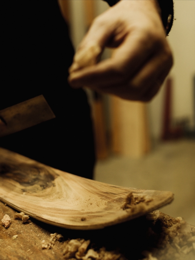 • Des skis taillés pour la glisse ⛷️🪵

Il y a des accidents de la vie qui brisent, et d’autres qui révèlent. Celui qu’a connu Arnaud Trentesaux, ébéniste passionné, l’a détourné des meubles anciens pour l’amener vers de nouveaux sommets. En 2016, il délaisse les dorures pour le grain brut du frêne et du noyer, et fonde AT Skis : une fabrique de skis en bois, taillés pour la glisse.

Une histoire de passion et de résilience, portée par l’amour de la montagne et du savoir-faire artisanal, au cœur du Pays de Gex.

⛷️ Alors des skis en bois pour descendre les pistes cet hiver, ça vous branche ?

🔗 « Taillés pour la glisse », un reportage en immersion dans l’atelier AT Skis à retrouver sur le site internet Bobine (lien en bio 👆).

#paysdegex #montagnesdujura #aintourisme #auvergnerhonealpes #ski