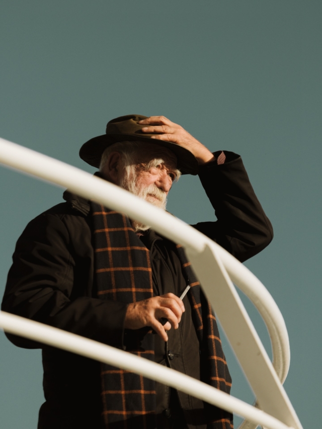 • Bo(bi)ne année 2026 ✨

Alors que nous entamons une nouvelle année, nous souhaitions vous remercier du fond du cœur d’être de plus en plus nombreux à nous suivre dans nos aventures à la croisée des fermes, des ateliers, des cuisines.
 
2025 fut une année particulièrement riche en rencontres : de Ouessant aux monts du Cantal, en passant par l’Aubrac, le Valgaudemar ou encore la Normandie. Elle a aussi marqué le grand retour de Bobine sur papier avec la parution de notre guide Auberges. Et quel accueil vous lui avez réservé ! Face à cet engouement, une réimpression en quantité limitée est prévue dès le mois prochain, et nous réfléchissons déjà à la suite.
 
Dans une actualité souvent morose, Bobine reste une invitation à ralentir, à s’émerveiller et à croire en demain. En 2026, nous continuerons à raconter ces femmes et ces hommes qui, chaque jour, dessinent l’avenir avec leurs mains et leur cœur. Puissions-nous trouver de la douceur et de l’espoir dans leur histoire, dans leur geste et dans leur humanité 🙏🏻

Bonne (et Bobine) année 2026 à toutes et à tous !

📸 Photo capturée par Justine lors d’un reportage sur la Coquille Saint-Jacques à Port-en-Bessin.

#savoirfairefrançais #normandie #bretagne #cantal #occitanie