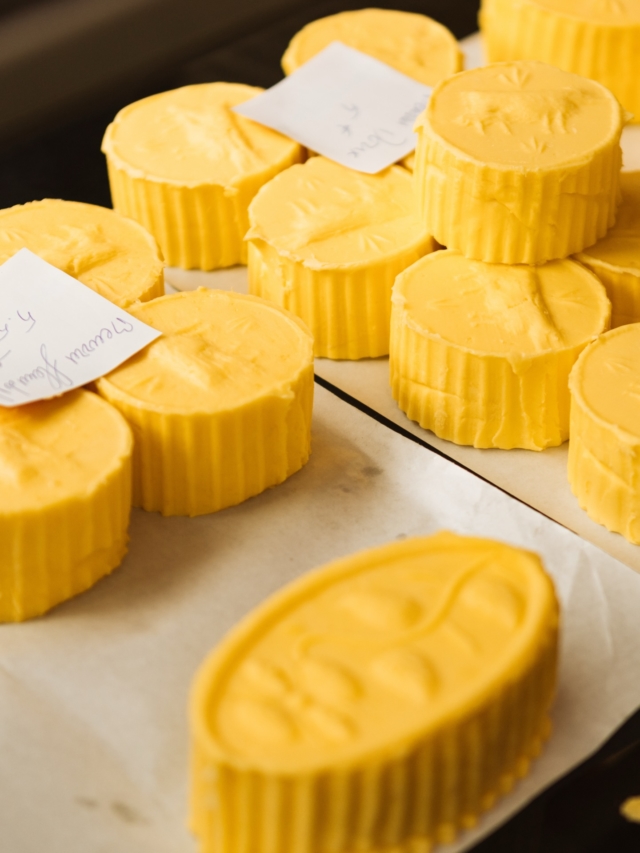 • Nos coups de coeur bretons 💙

L’an dernier, nous avons croqué la Bretagne à pleine dents à travers trois reportages : à Ouessant, à Paimpol et à Lorient. Au fil des rencontres, nous avons découvert des adresses sincères, engagées, enracinées.

Voici celles que nous vous recommandons les yeux fermés pour vos prochaines escapades bretonnes :

🧈 Le beurre @couleurfroment (marché de Paimpol)
🥞 La crêperie Chez Carole (Ouessant)
🧀 La tomme des Vaches aux 4 Vents (Ouessant)
🛌 La maison @aod.maisondhotesouessant (Ouessant)
🍻 L’auberge Ty Korn (Ouessant)
🍶 Le Gwell de la Ferme du Kerbiguet (Paimpol)
🦪 Les @huitres_arin_paimpol (Paimpol)
🍽️ Le restaurant @y_a_skiff_ (Ouessant)
🧺 L’épicerie @vivres.lepicerie (Paimpol)
🐟 Le @restaurant_louise (Lorient)
🥞 La crêperie @lostpic_creperie_ (Paimpol)
🐚 La moulerie Le Mée (Paimpol)
🐟 La poissonnerie-restaurant @l.etal (Lorient)
🛌 Les @lespetitesmaisonsarin (Paimpol)
🍻 La @tavarnarroue (Lorient)

🔗 Nos trois reportages, mêlant récit, photographie et podcast, sont à retrouver sur notre site (lien en bio).

🫶🏻 Et comme la Bretagne ne nous quitte jamais vraiment, nous repartons bientôt pour trois nouvelles vadrouilles au cœur de sa culture et de celles et ceux qui la font vibrer. Kenavo emberr !

#bretagne #tourismebretagne #ouessant #paimpol #lorient